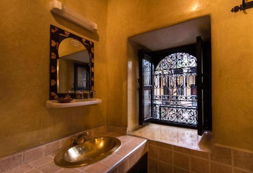 اتاق استاندارد سه نفره, Riad Omar