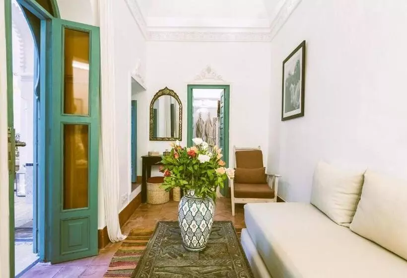 سوییت جونیور, Riad Swaka