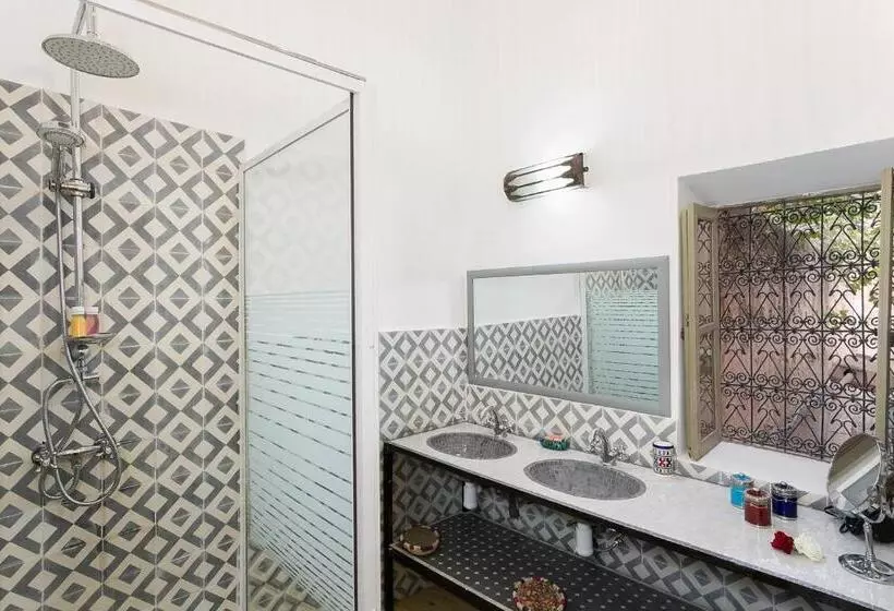 سوئیت جونیور خانوادگی, Riad Swaka