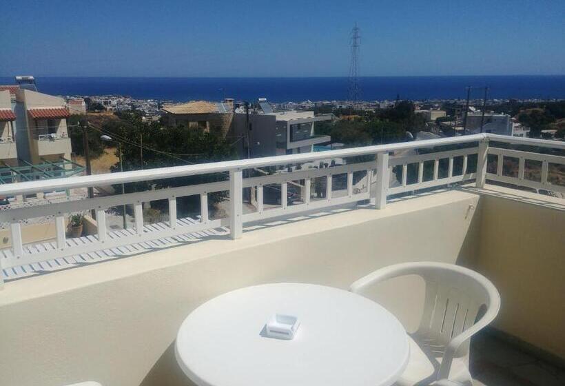 חדר משפחתי, Frida Village