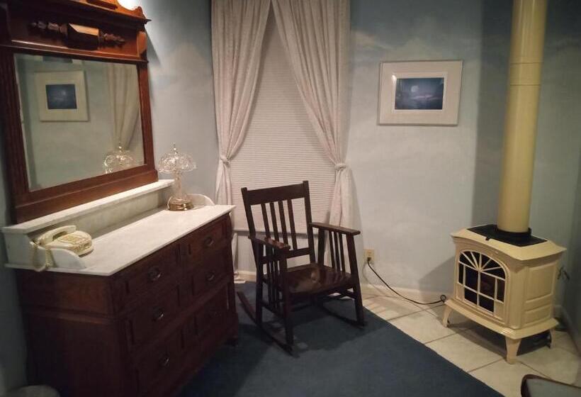 스탠다드 룸 킹사이즈 침대, All Seasons Groveland Inn