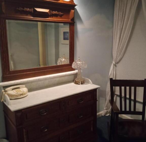 스탠다드 룸 킹사이즈 침대, All Seasons Groveland Inn