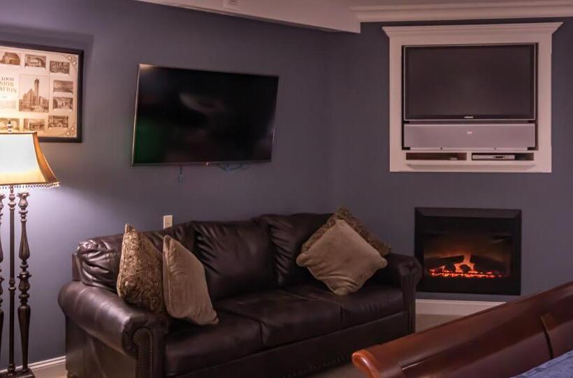 جناح ديلوكس, Depot Inn & Suites