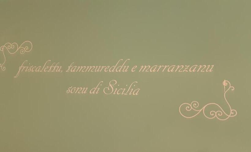 חדר סטנדרט לשלושה, Donna Rosa