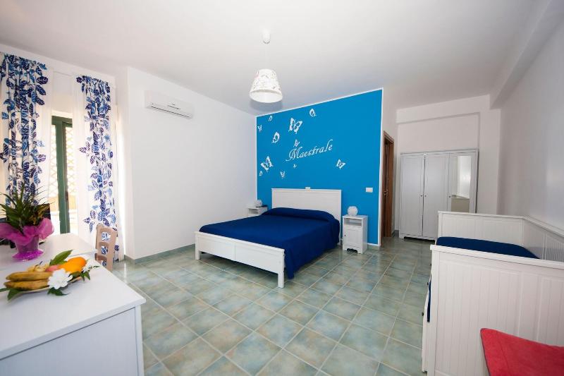 חדר משפחתי, Donna Rosa