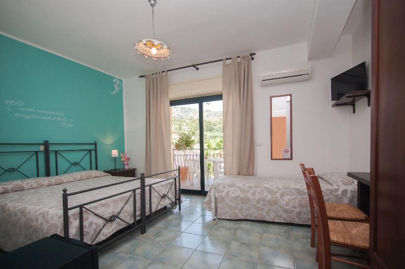 חדר סטנדרט לשלושה, Donna Rosa