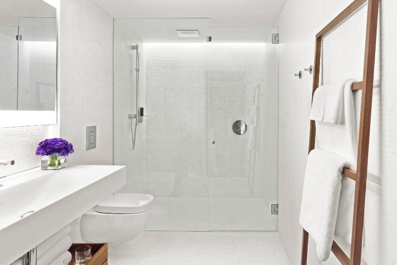 带大床的高级房间, The London Edition