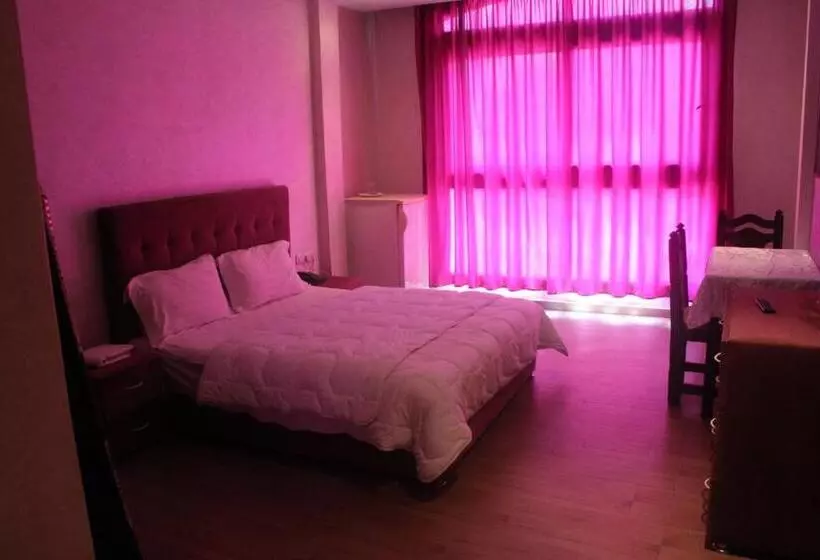 スタンダードスタジオ, Nomad Spirit Hotel & Surfcamp