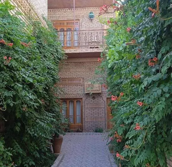 اتاق استاندارد, Sasha & Son