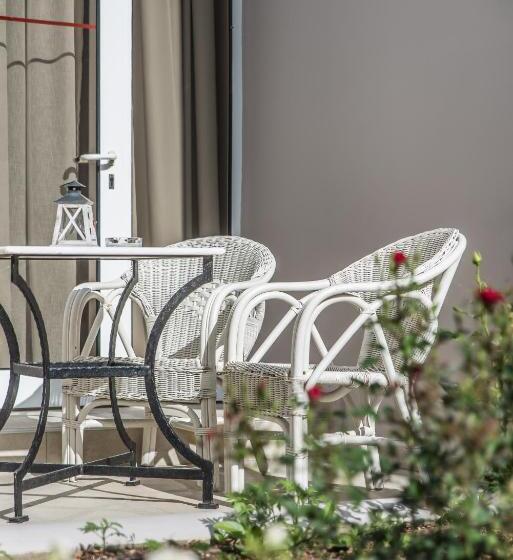 スタンダードスタジオ, Creta Elena