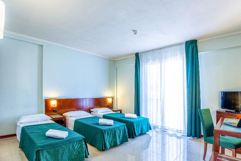 חדר סטנדרט לשלושה, Le Torri