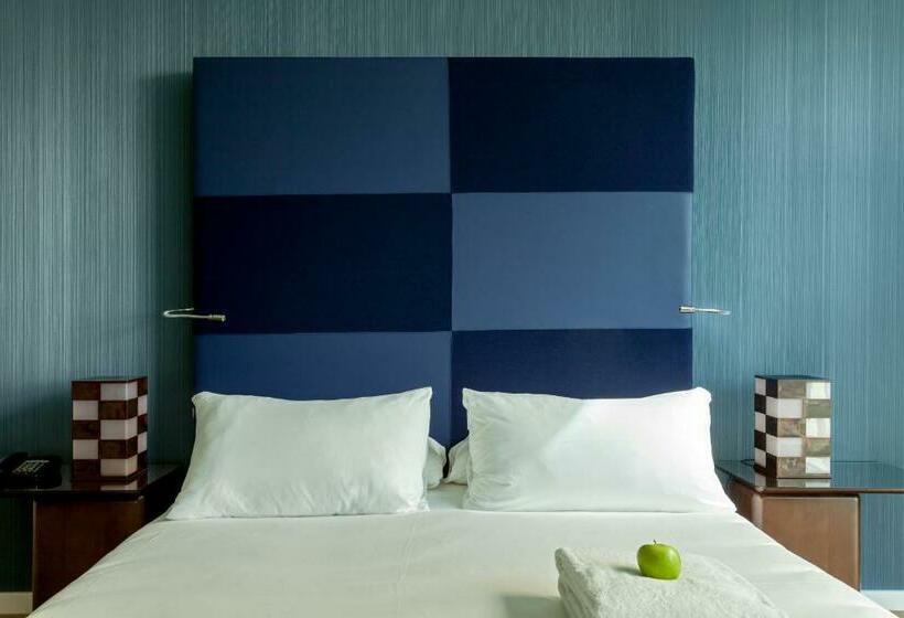 标准间, Room Mate Aitana