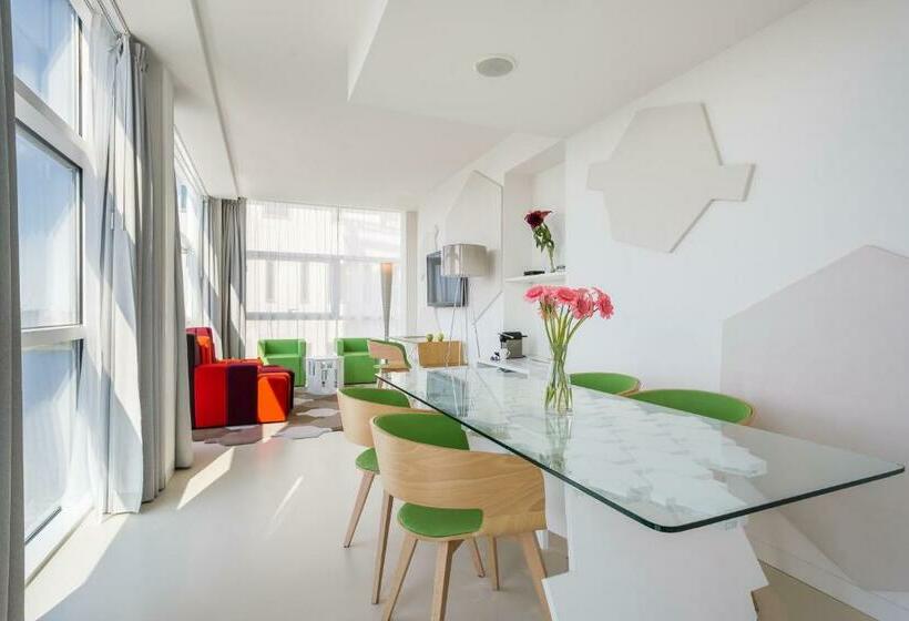 小型套房, Room Mate Aitana