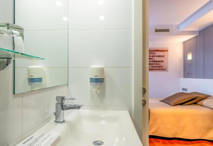 小型套房, Apolonia Soria