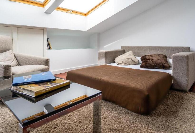 小型套房, Apolonia Soria