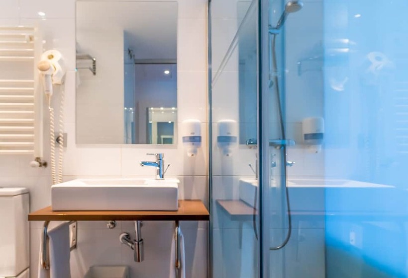 标准间, Apolonia Soria