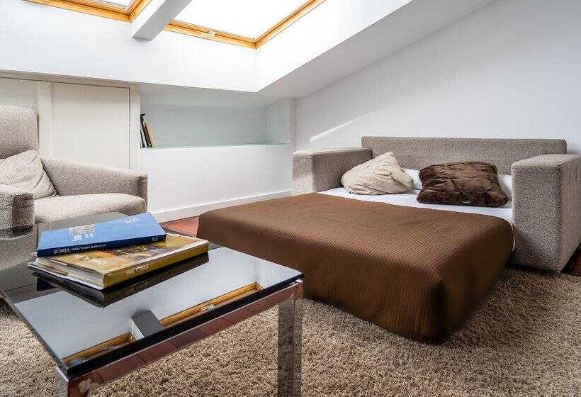 小型套房, Apolonia Soria