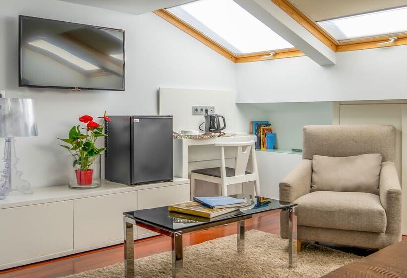 小型套房, Apolonia Soria