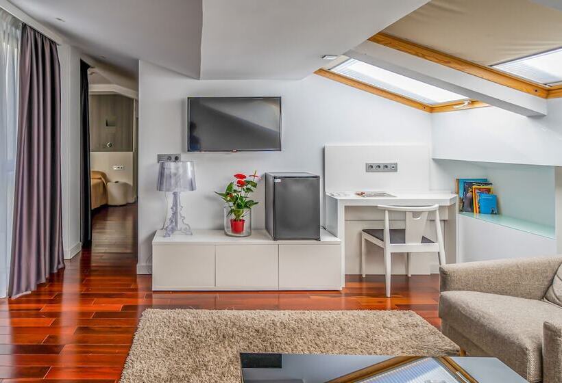 小型套房, Apolonia Soria