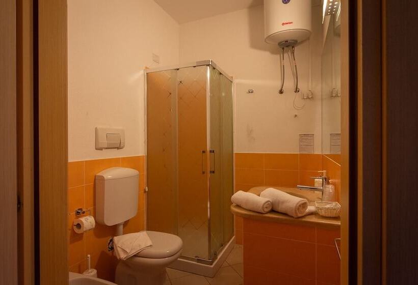 标准间, Delta Rooms