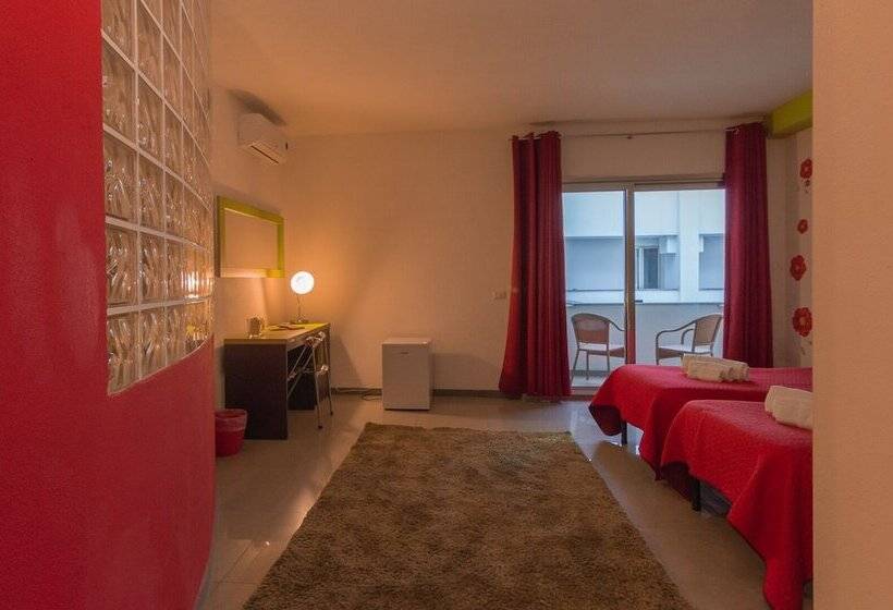 四人标准间, Delta Rooms