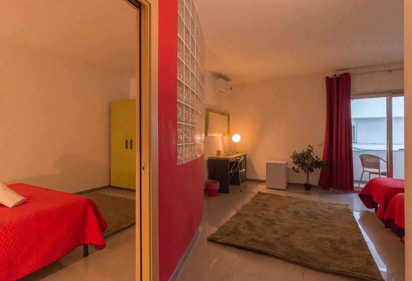 四人标准间, Delta Rooms