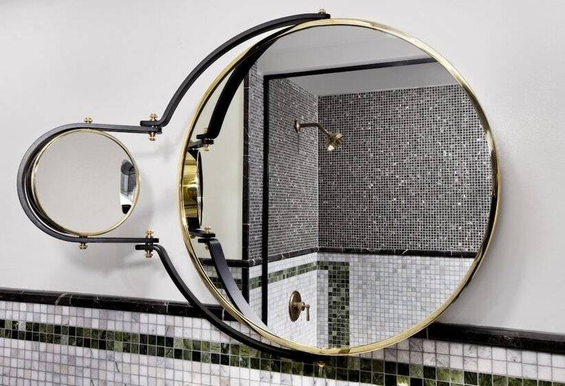 看到停车场的带双人床的标准房间, Le Meridien New York, Central Park by Marriott