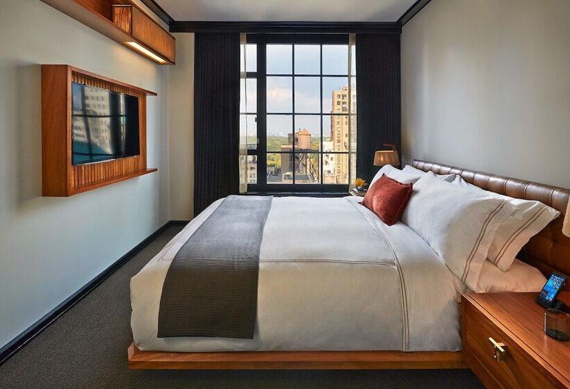 看到停车场的带双人床的标准房间, Le Meridien New York, Central Park by Marriott