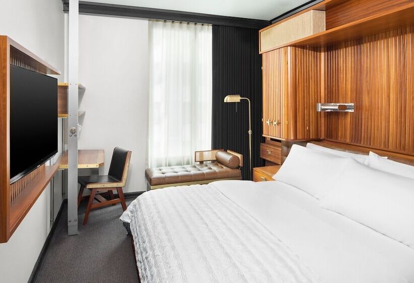 看到停车场的带双人床的标准房间, Le Meridien New York, Central Park by Marriott