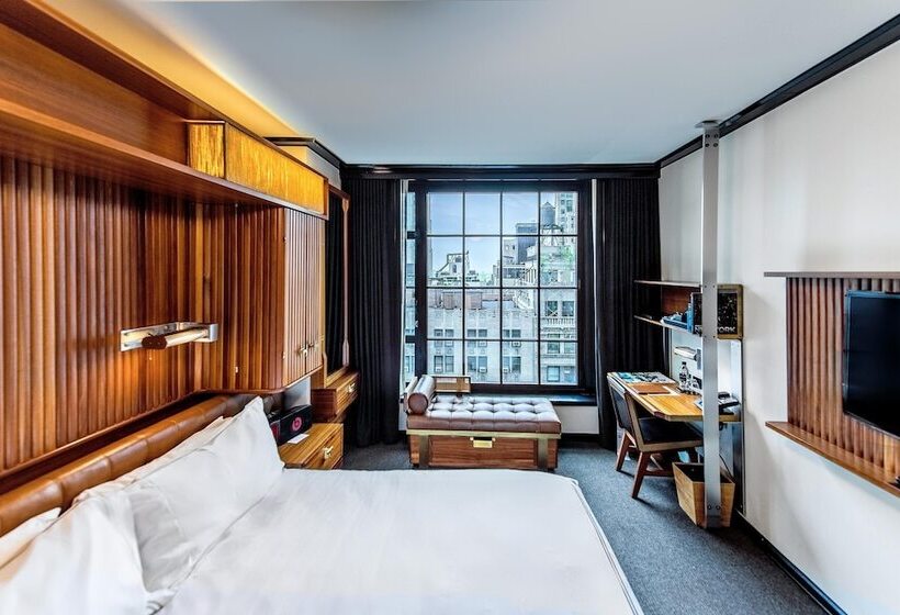 看到停车场的带双人床的标准房间, Le Meridien New York, Central Park by Marriott