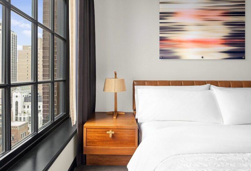 看到停车场的带双人床的标准房间, Le Meridien New York, Central Park by Marriott