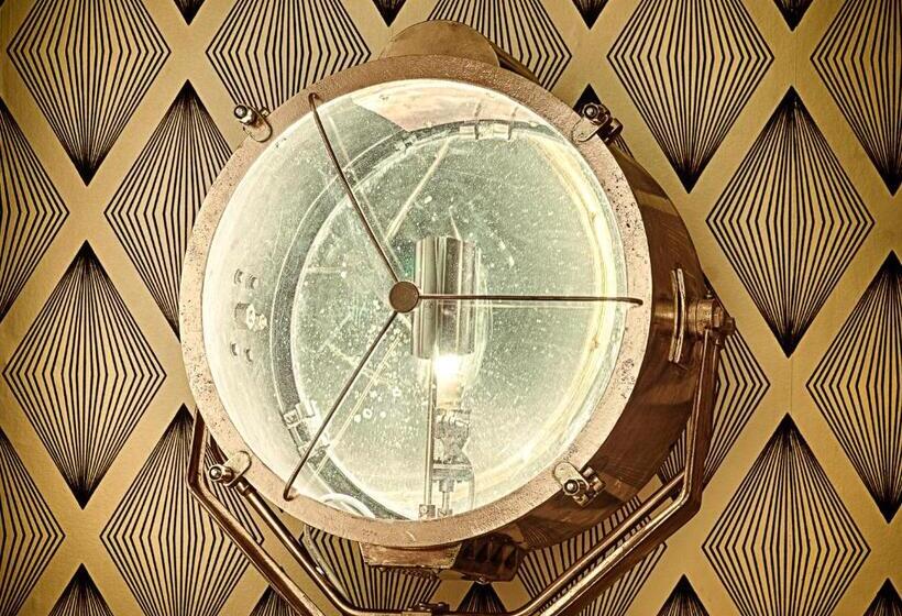 חדר סטנדרט לשלושה, Le Petit León