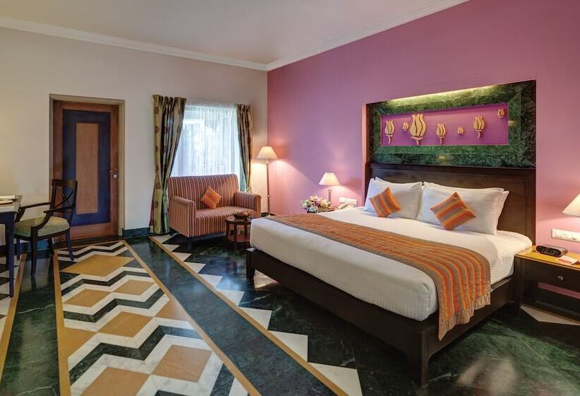 اتاق لوکس با چشم‌انداز باغ, Ramada by Wyndham Udaipur Resort & Spa