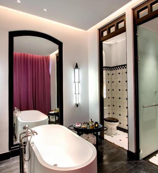 سوئیت با چشمانداز رودخانه, The Siam