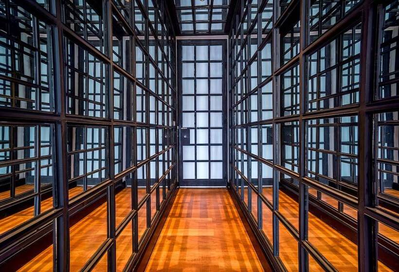 سوییت با چشمانداز باغ, The Siam