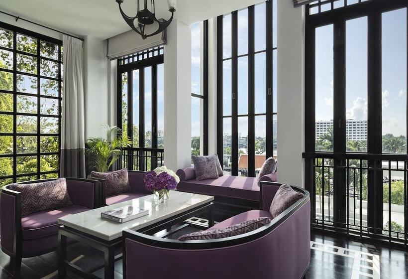 سوئیت با چشمانداز رودخانه, The Siam