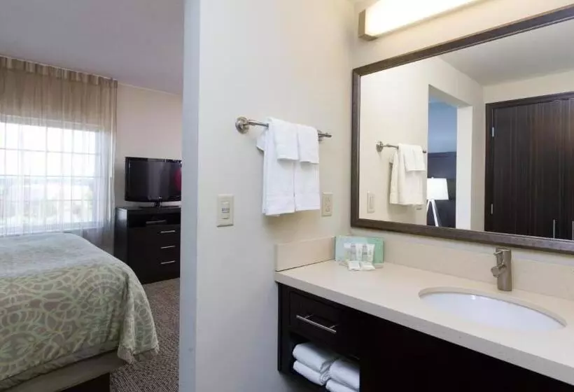 キングサイドベッドのスタンダードワンルーム, Staybridge Suites Buffalo Amherst, An Ihg