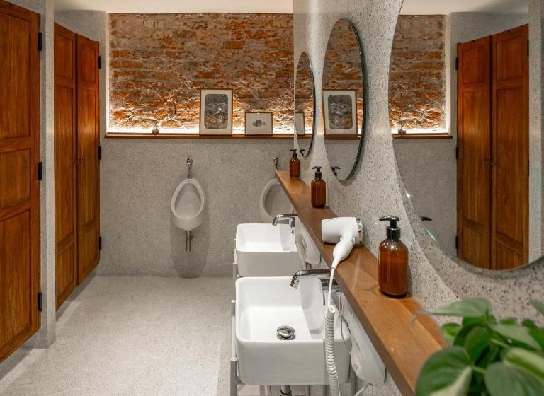 اتاق خانوادگی با سرویس بهداشتی مشترک, Tamni