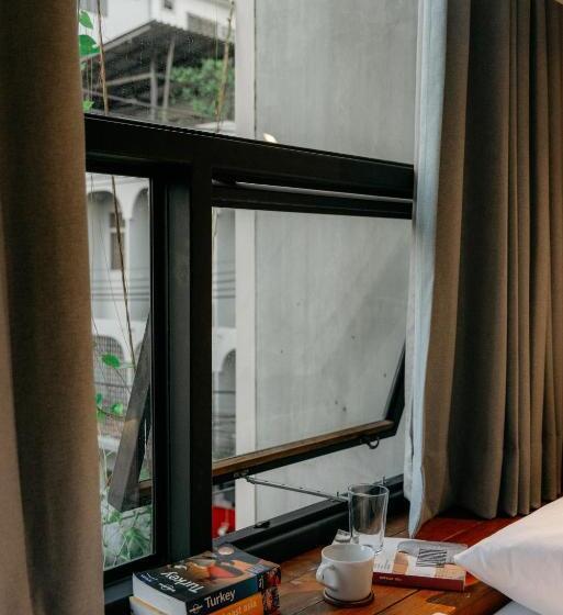 اتاق خانوادگی با سرویس بهداشتی مشترک, Tamni