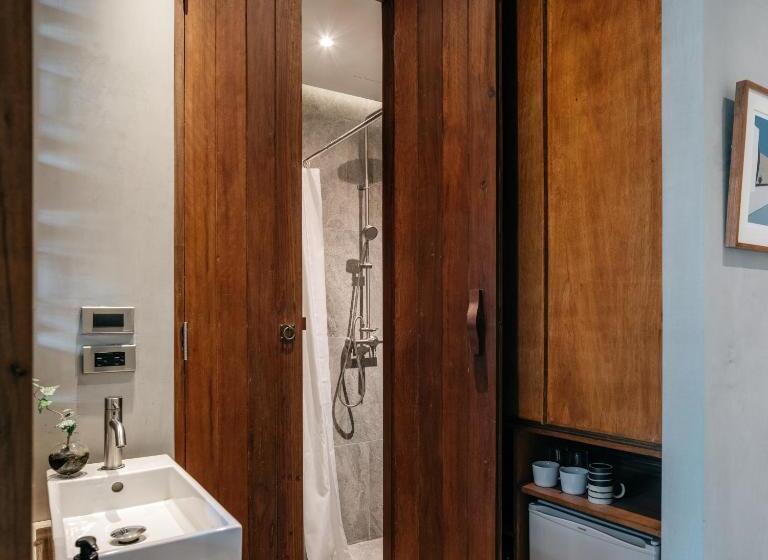 اتاق عادی, Tamni