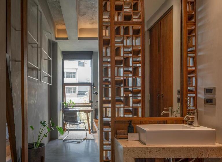 اتاق عادی, Tamni