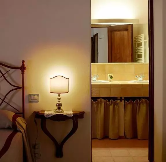 Deluxe Kolmen Hengen Huone, Relais Borgo Petrognano
