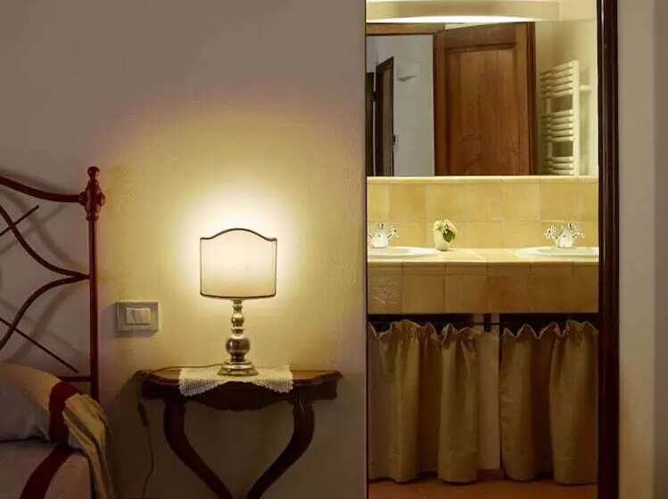 Deluxe Kolmen Hengen Huone, Relais Borgo Petrognano