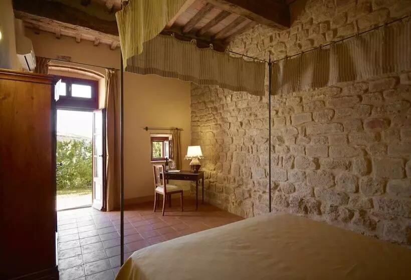 Deluxe Kolmen Hengen Huone, Relais Borgo Petrognano