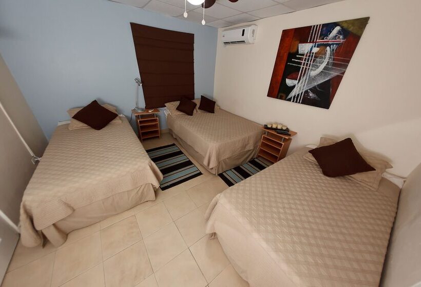غرفة قياسية ثلاثية, Hostal Gemar