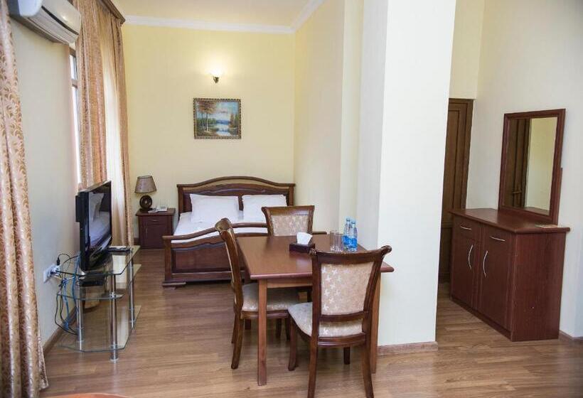 스탠다드 트리플 룸, Capital