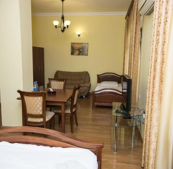 스탠다드 트리플 룸, Capital