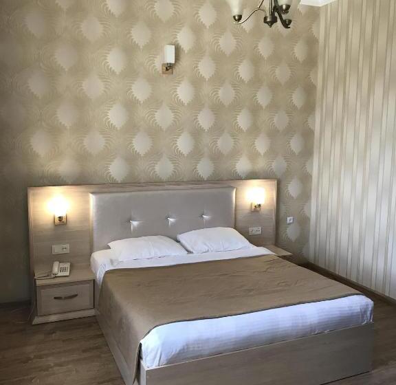 سوئیت با چشم‌انداز رودخانه, Capital