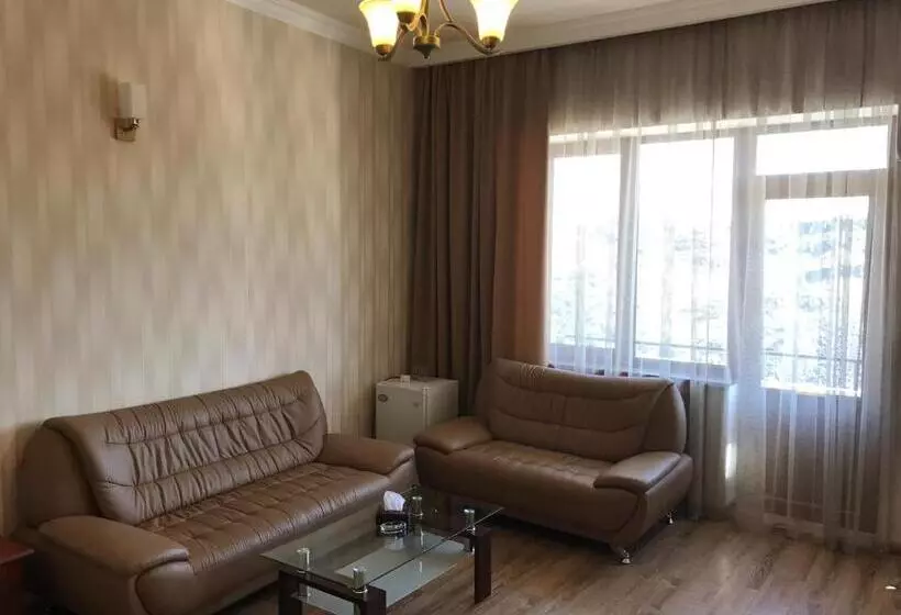 سوئیت با چشمانداز رودخانه, Capital