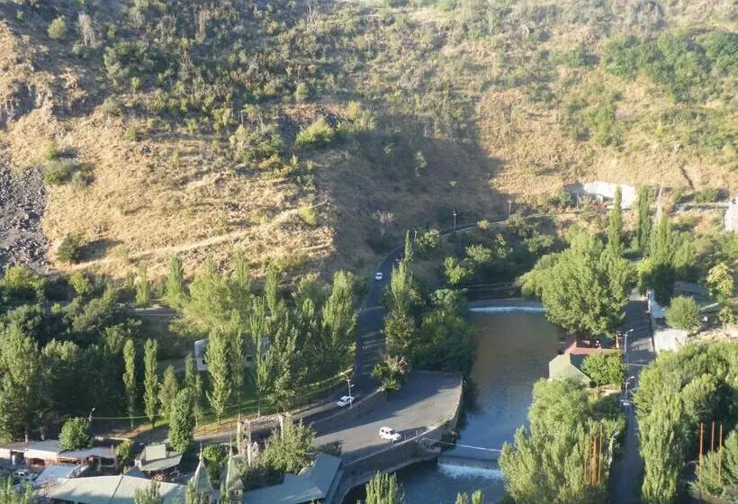 سوئیت با چشمانداز رودخانه, Capital